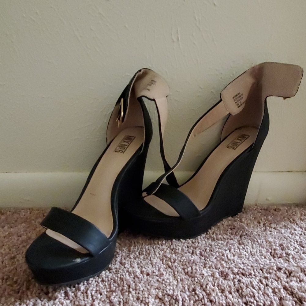 Black wedge